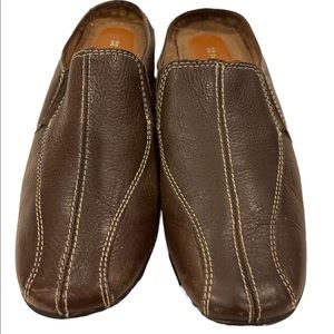 WOMEN’S NATURALIZER BROWN LEATHER SLIP ONS, SIZE 7 1/2M